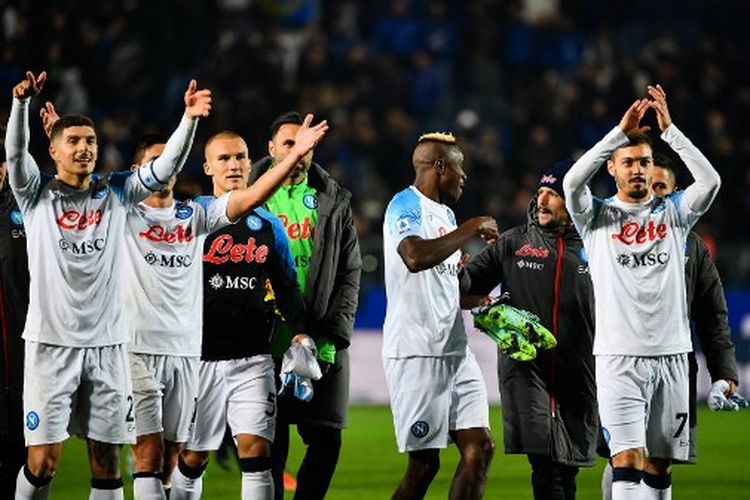 Skuad Napoli merayakan kemenangan 2-1 atas Atalanta di Stadion Atleti Azzurri d'Italia pada laga pekan ke-13 Liga Italia, Minggu (6/11/2022) dini hari WIB. Kemenangan atas Atalanta membuat Napoli semakin kokoh di puncak klasemen Liga Italia.
