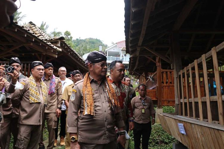 Menteri Pertanian (Mentan) RI, Syahrul Yasin Limpo dalam kunjungan kerja ke peternakan domba dan kambing di Rajendra Farm, Pedukuhan Trayu, Kalurahan Ngargosari, Kapanewon Samigaluh, Kabupaten Kulon Progo, Daerah Istimewa Yogyakarta, Selasa (14/2/2023).