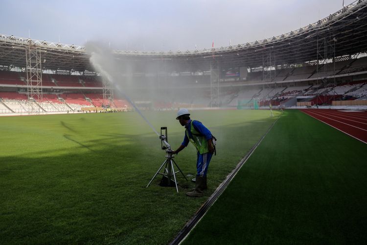 Progres pembangunan renovasi Stadion Utama Gelora Bung Karno untuk Asian Games 2018 di Kompleks Gelora Bung Karno (GBK), Senayan, Jakarta Pusat, Kamis (23/11/2017). Mengutip data Kementerian Pekerjaan Umum dan Perumahan Rakyat (PUPR), hingga kini progres pembangunan secara keseluruhan telah mencapai 87,27 persen dan ditargetkan selesai bertahap hingga Desember 2017.