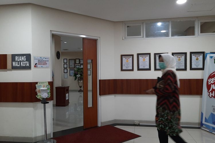 Wali Kota Batu, Dewanti Rumpoko saat memasuki ruang kerjanya yang sudah digeledah penyidik KPK di lantai 5 Balai Kota Among Tani Kota Batu, Jumat (8/1/2021)