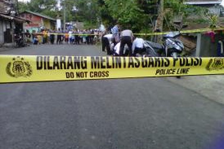 Polisi sedang melakukan olah tempat kejadian perkara aksi perampokan dengan kekerasan di Jalan Telaga Warna, Kelurahan Panjang, Kecamatan Magelang Tengah, Kota Magelang, Senin (25/11/2013).