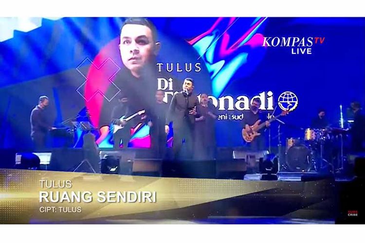 Konser Tulus di Terminal Tirtonadi, Surakarta, Jawa Tengah, Sabtu (8/1/2022)