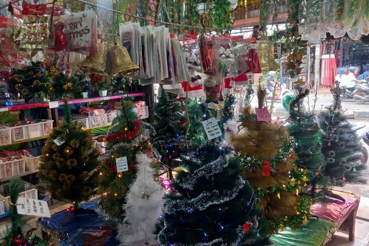 Toko milik Peter (50), seorang penjual pernak-pernik Hari Raya Natal di Jalan Ir Juanda, Bekasi Timur, Kota Bekasi, Jumat (23/12/2022). Peter mengatakan, asesorisnya terus diburu pelanggan menjelang perayaan Hari Raya Natal 2022.