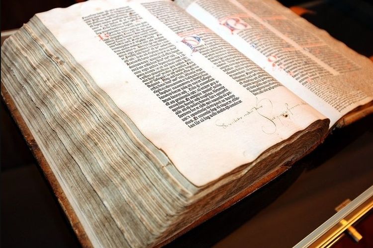 Gutenberg Bibel atau Alkitab Gutenberg, salah satu buku tertua di dunia.