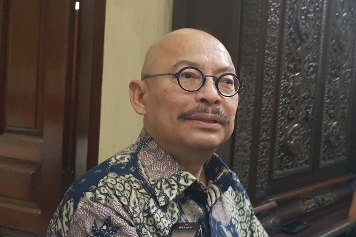 CEO Indonesian Ocean Justice Initiative Mas Achmad Santosa saat ditemui usai menjadi pembicara dalam diskusi bertajuk Kedaulatan RI Atas Natuna di kawasan Kalibata, Jakarta Selatan, Senin (13/1/2020).