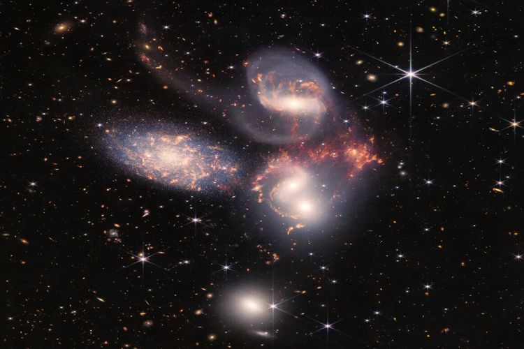 James Webb, gambar 5 galaksi - Stephan's Quintet. Kelompok lima galaksi Stephan's Quintet yang diabadikan Teleskop Luar Angkasa James Webb.