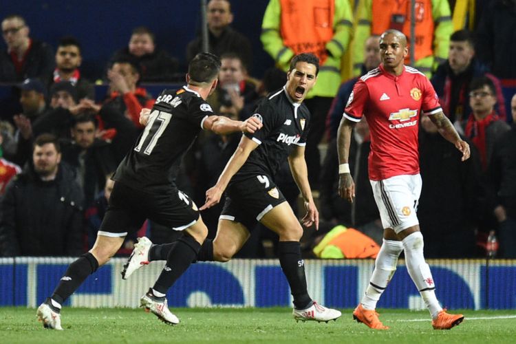 Wissam Ben Yedder dan Pablo Sarabia merayakan gol Sevilla ke gawang Manchester United pada pertandingan babak 16 besar Liga Champions di Stadion Old Trafford, Selasa (13/3/2018). 