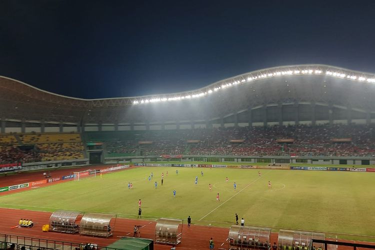 Situasi pertandingan Grup A Piala AFF U19 antara Indonesia vs Filipina di Stadion Patriot Candrabhaga, Bekasi, pada Jumat (8/7/2022) malam WIB.