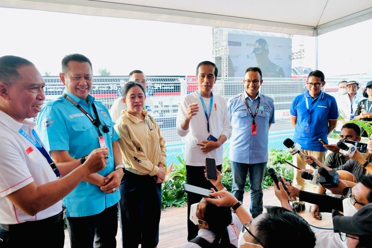 Menteri Pemuda dan Olahraga Republik Indonesia (Menpora RI) Zainudin Amali mendampingi Presiden Joko Widodo menyaksikan balapan Formula E di Ancol, Jakarta, Sabtu (4/6). 