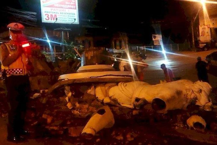 Salah satu patung ikonik Kabupaten Purwakarta, yakni Patung Bima hancur usai ditabrak truk yang diduga alami rem blong, Minggu (22/1/2023) malam. 