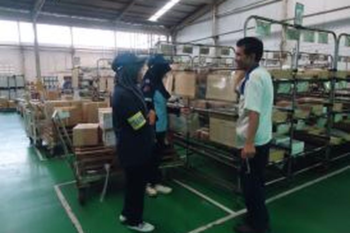 Mahasiswa program studi (prodi) Manajemen Logistik di Politeknik Citra Widya Edukasi (CWE) sedang praktik lapangan.
