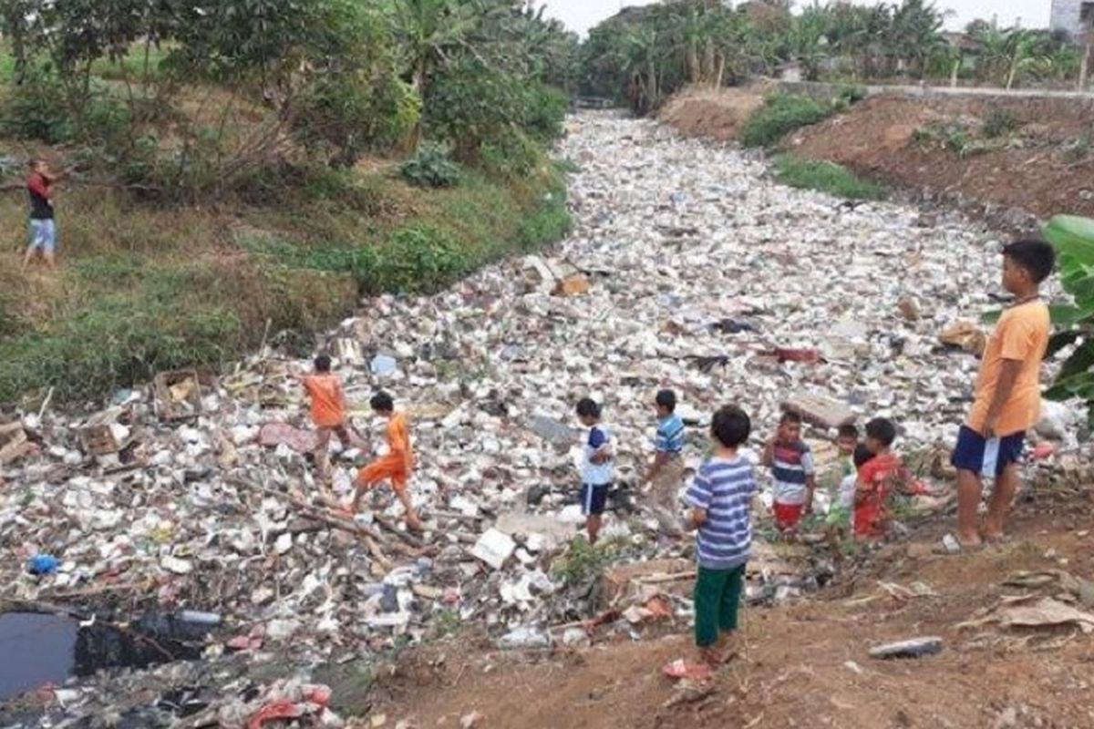 Kali Jembe menjadi lautan sampah kiriman dari hulu usai turun hujan. Lokasi tumpukan sampah di RW 12, Desa Satria Jaya, Kecamatan Tambun Utara, Kabupaten Bekasi. 