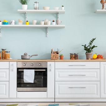 Ilustrasi dapur dengan nuansa warna biru muda. 