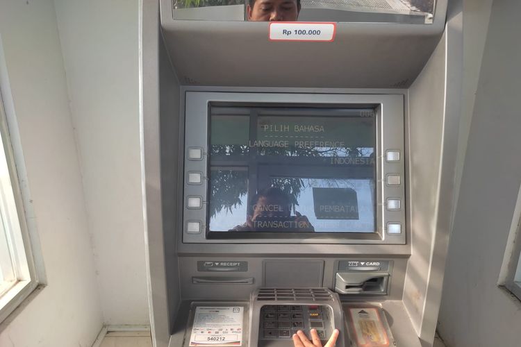 Nasabah BRI harus memahami cara memasukkan kartu ATM BRI ke mesin ATM.