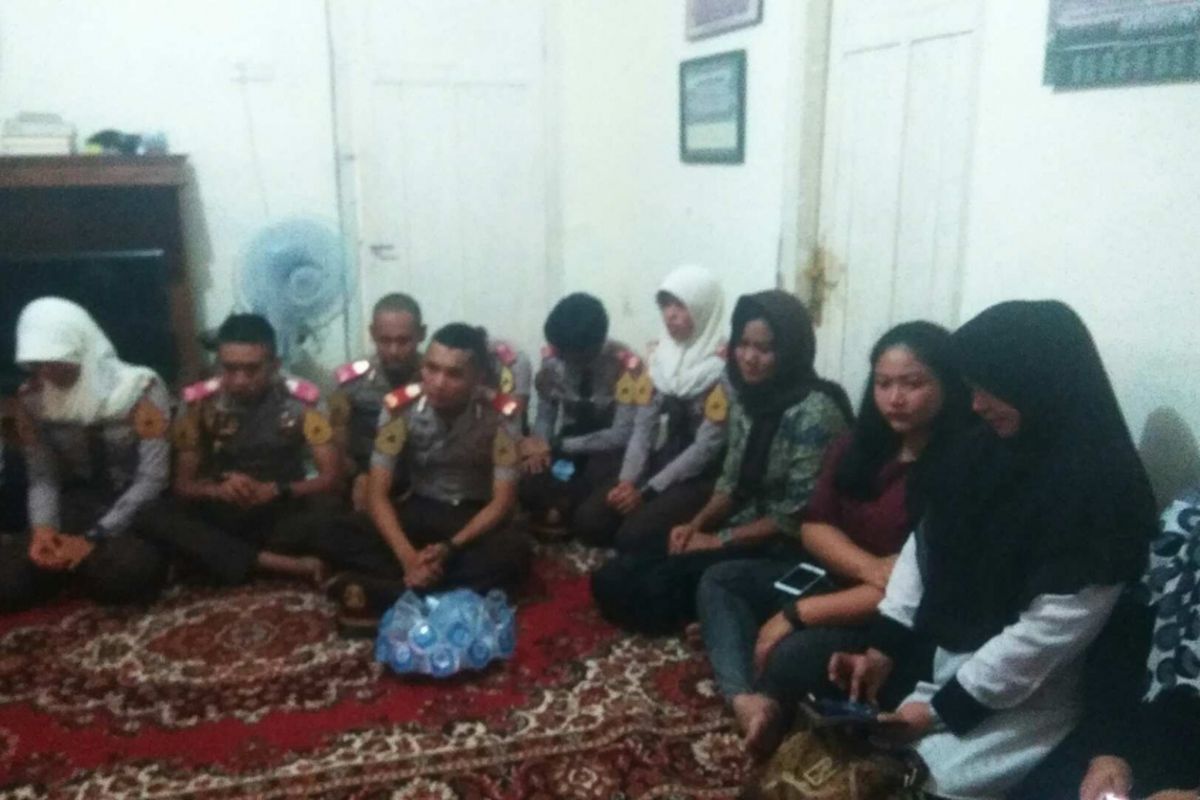 Belasan teman seangkatan dari taruna Akpol tingkat II Brigadir Dua Taruna (Brigdatar) Mohammad Adam melayat ke rumah duka di Cipulir, Kebayoran Lama, Jakarta Selatan, Jumat (19/5/2017).