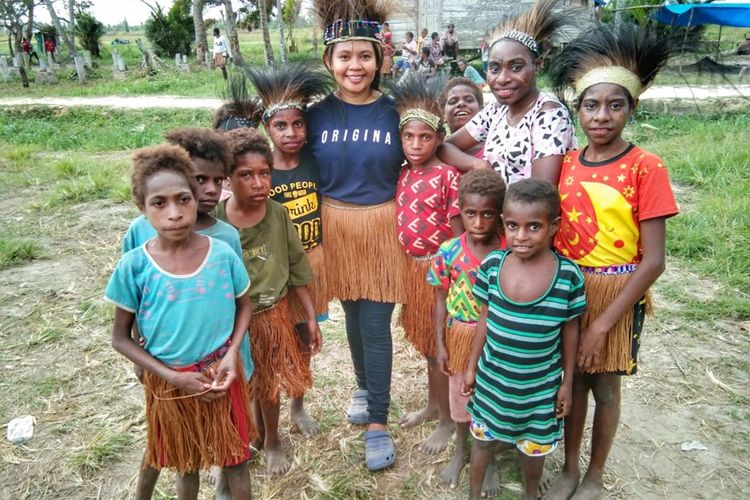 Diana Cristian Da Costa Ati (23 tahun) berfoto bersama dengan para siswanya di SD Inpres Kaibusene, Distrik Haju, Kabupaten Mappi, Papua