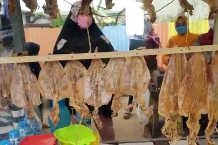 Sotong pangkong menjadi jajanan khas yang banyak dicari penikmat kuliner setiap bulan Ramadhan di Kota Pontianak, Kalimantan Barat (Kalbar). Sotong pangkong adalah cumi kering yang dibakar dan dipipihkan menggunakan palu. Sotong pangkong disajikan dengan sambal agar terasa nikmat.