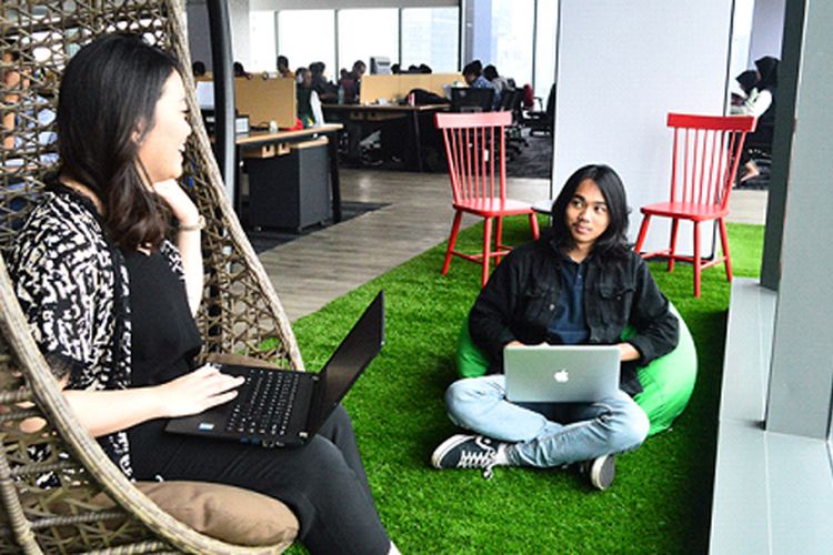 Dua orang karyawan Cartenz Group, sedang berinteraksi di salah satu sudut kantor Cartenz di kawasan AIA Central, Sudirman, Jakarta, Selasa (21/11/2017).