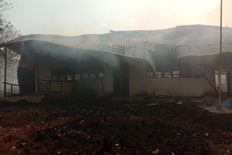 Bangunan Sekolah Dasar Negeri 19, Desa Sejegi, Kecamatan Mempawah Timur, Kabupaten Mempawah, Kalimantan Barat, ludes dilahap api yang berasal dari kebakaran hutan dan lahan, Sabtu (17/8/2019).