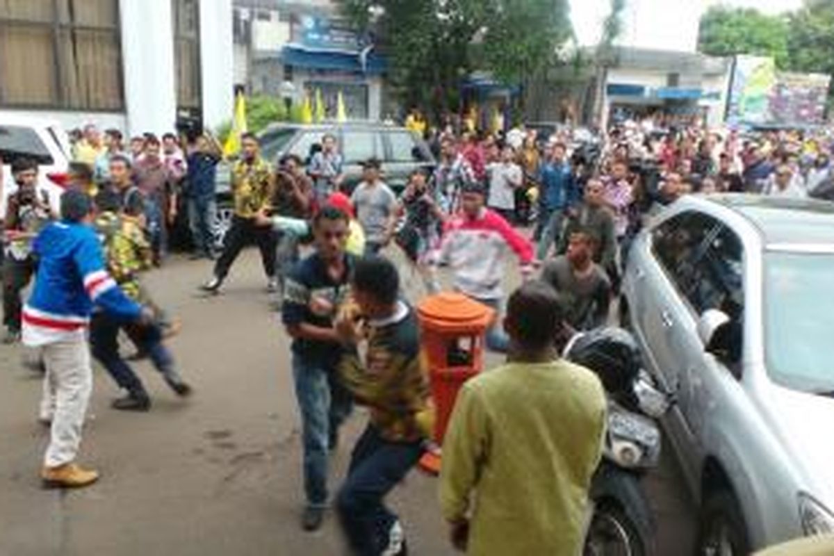 Dua kelompok pemuda yang mengatasnamakan Angkatan Muda Partai Golkar bentrok di lapangan parkir kantor DPP partai Golkar, Slipi, Jakarta Pusat, Selasa (25/11/2014) sore. 