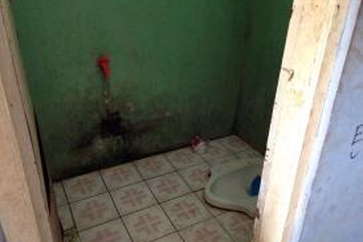 Kondisi kamar mandi tempat ditemukannya mayat Citra Khairiyah Iklas di kamar kos Jalan Kemiri Raya, Pondok Cabe Udik, Pamulang, Tangerang Selatan, Sabtu (27/6/2015). Di dalam kamar mandi, ditemukan sepasang pakaian dalam yang digantung dan tidak diambil oleh polisi. 