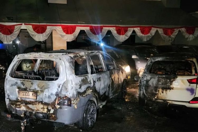 Kondisi mobil yang terbakar di halaman belakang kantor Gubernur Jateng akibat aksi anarkis di Semarang, Jumat (29/8/2025) malam.