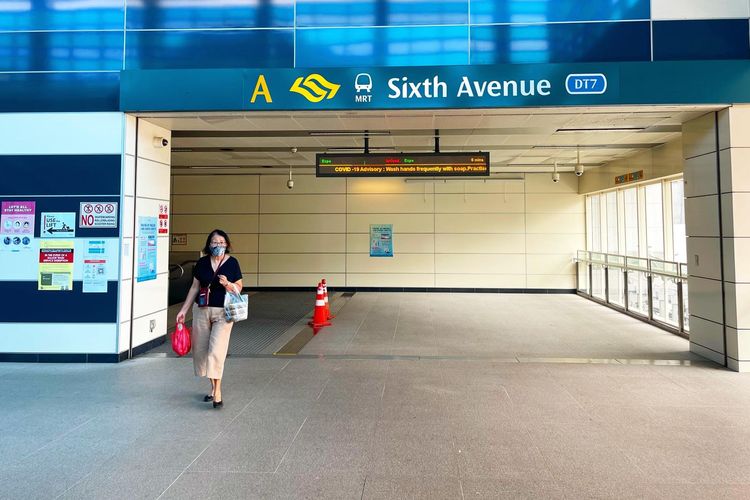 Seorang warga Singapura terlihat melintas di depan Stasiun MRT Sixth Avenue, Singapura, Selasa siang (20/7/2021). Singapura kembali lockdown parsial 22 Juli hingga 18 Agustus setelah munculnya ratusan kasus baru infeksi lokal Covid-19 dari klaster karaoke plus-plus dan pelabuhan ikan Jurong.