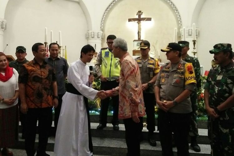 Foto 2- Gubernur Jawa Tengah Ganjar Pranowo saat mengunjungi Gereja Katedral Semarang, Selasa (24/12/2019) malam.