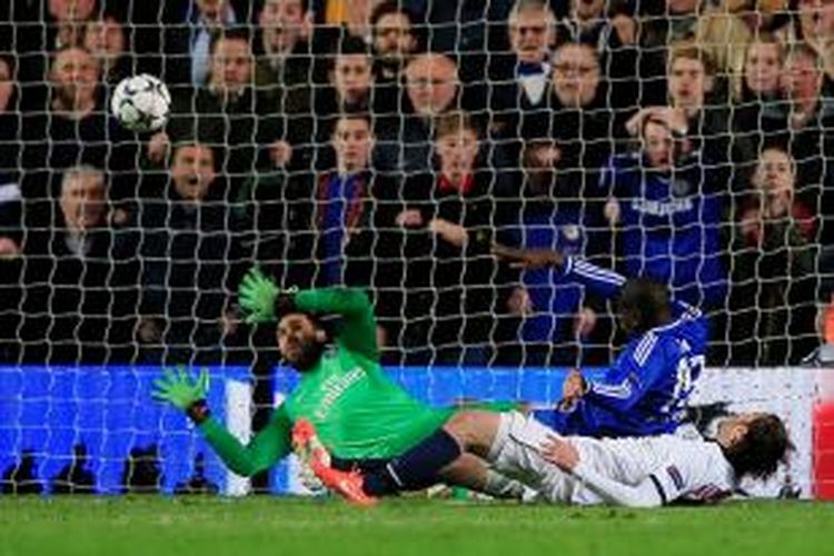 Striker Chelsea, Demba Ba, saat menceploskan bola ke gawang PSG pada pertama pada leg kedua perempat final Liga Champions di Stadion Stamford Bridge, Selasa atau Rabu (9/4/2014) dini hari WIB.