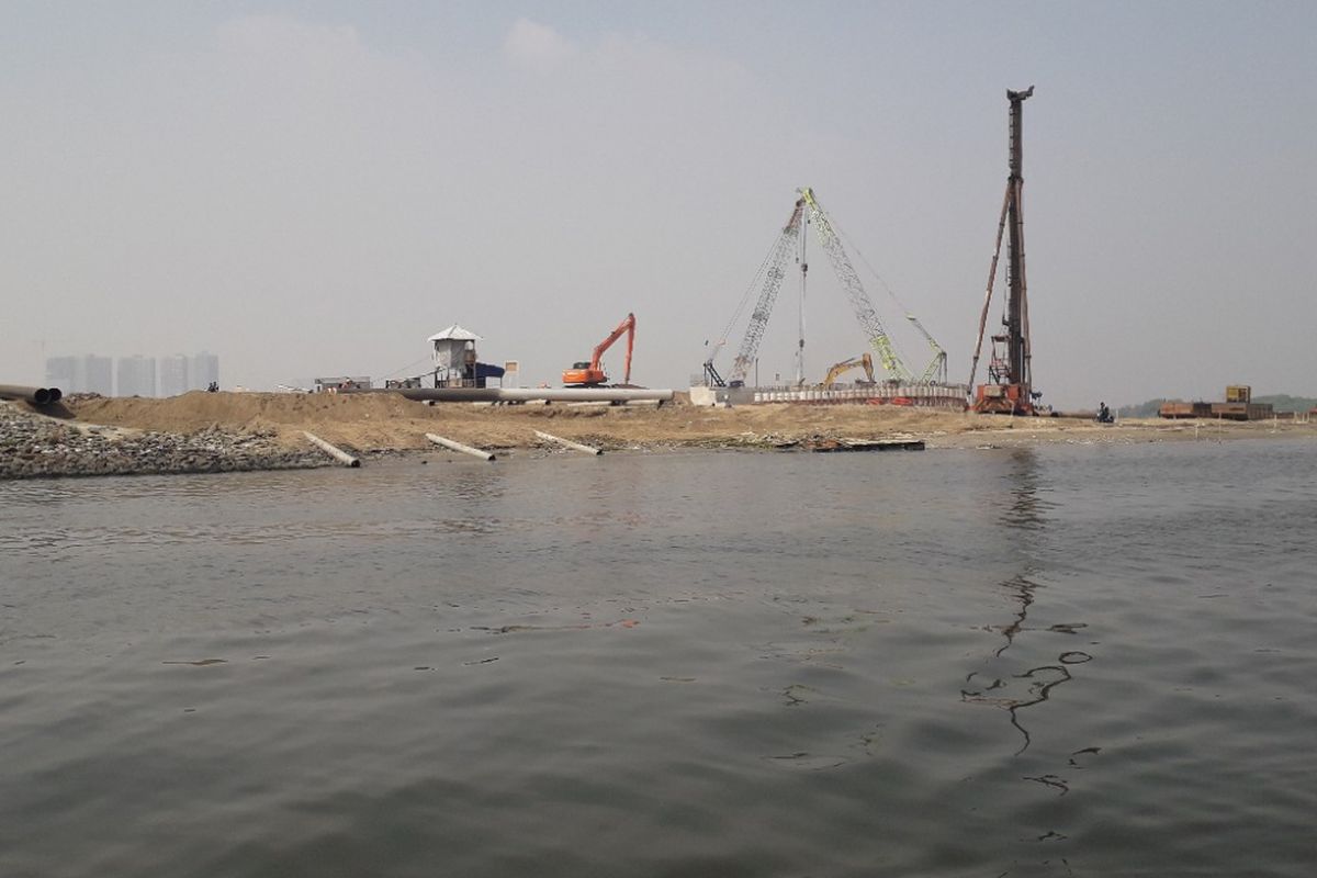 Proyek pembangunan jembatan penghubung antara Pulau C dan PIK 2 masih berlanjut di kawasan Dadap, Tangerang, Rabu (17/7/2018).