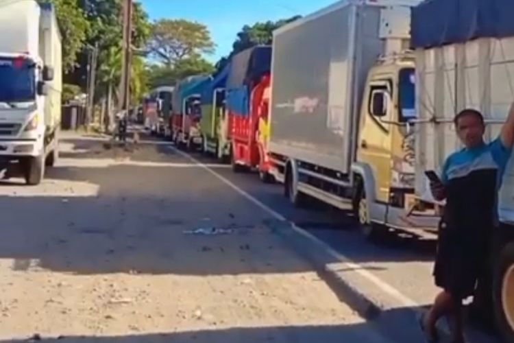 Kemacetan panjang arah Pelabuhan Ketapang Banyuwangi.