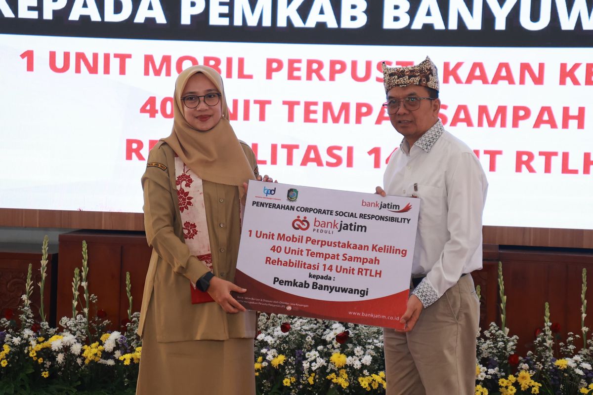 Ipuk Fiestiandani saat penyerahan simbolis Corporate Social Responsibility (CSR) Bank Jatim Peduli, di Pendopo Sabha Swagatha Blambangan, Senin (28/4/2025).