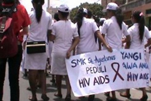 Peringati Hari AIDS, Ratusan Siswa SMK Gelar Aksi Jalan Mundur