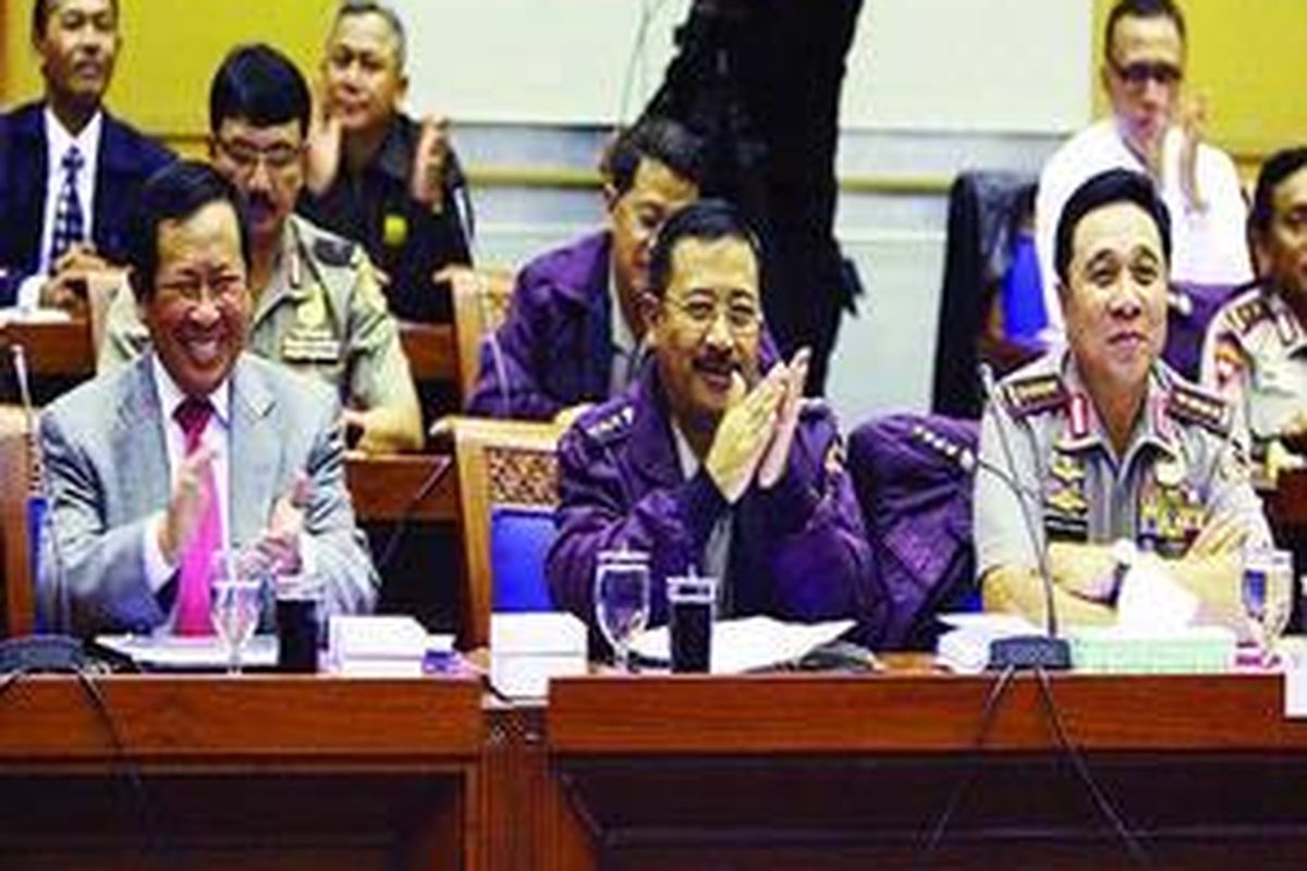 Kepala Polri Jenderal (Pol) Bambang Hendarso Danuri (kanan) didampingi oleh Wakil Kepala Polri Komisaris Jenderal Makbul Padmanagara (tengah) dan mantan Kepala Badan Reserse Kriminal Mabes Polri Komisaris Jenderal Susno Duadji hadir dalam rapat dengar pendapat dengan Komisi III DPR, Kamis (5/11) malam.