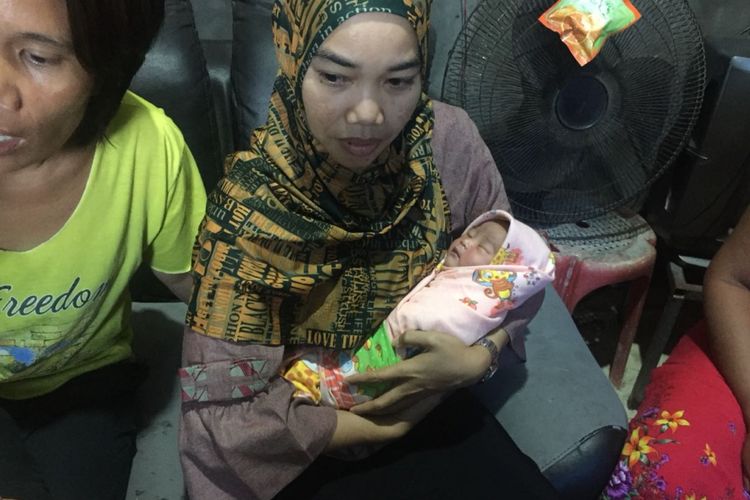 Bayi perempuan yang belum diketahui namanya ini ditemukan pertama kali oleh Ika Yuliany (35), warga Kavling Seroja Blok B No 296 Sei Pelenggut, Sagulung, sekitar pukul 06.00 WIB, Rabu (28/3/2018).