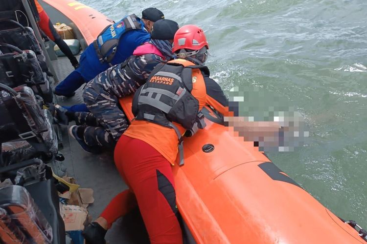 Wardi, nahkoda tugboat Sinar Pawan 1 yang tenggelam di Laut Kendawangan, Kabupaten Ketapang, Kalimantan Barat (Kalbar) ditemukan tewas. Kepala Kantor Pencarian dan Pertolongan Pontianak I Made Junetra mengatakan, korban ditemukan masih dalam radius pencarian.