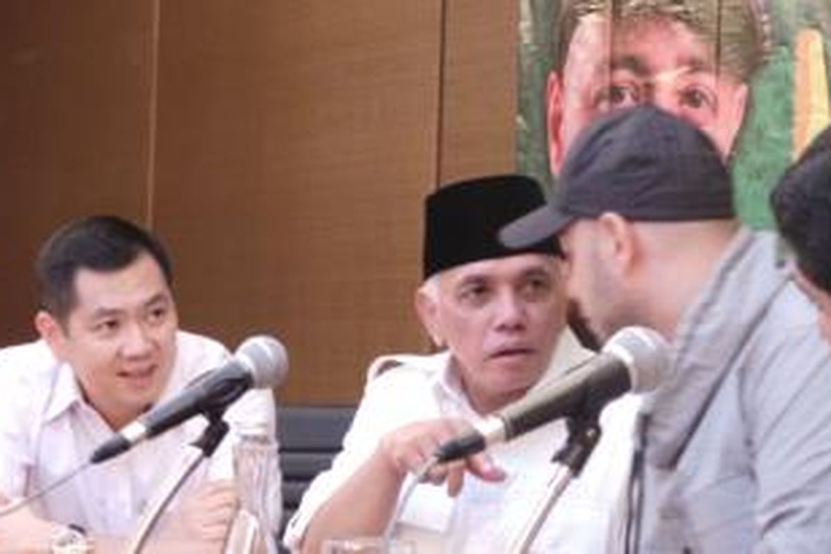 Hary Tanoesoedibjo dari MNC Group, calon wakil presiden Hatta Rajasa, dan pemusik Swedia Maher Zain (dari kiri ke kanan) berbicara dalam jumpa pers di Hotel Four Seasons Jakarta, Selasa (1/7/2014), mengenai konser Maher Zain yang akan diadakan di Istora Senayan, Jakarta, Rabu (2/7/2014).