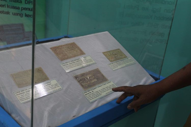 Kepala Satuan Kerja Museum Perjuangan Rakyat Jambi, Yulhandri saat menunjukkan koleksi uang kuno. 