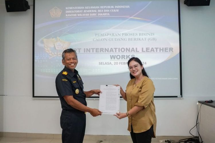 Kepala Kantor Wilayah (Kanwil) Jakarta, Rusman Hadi, memberikan izin fasilitas gudang berikat kepada PT International Leather Works, pada Selasa (20/2/2024). 