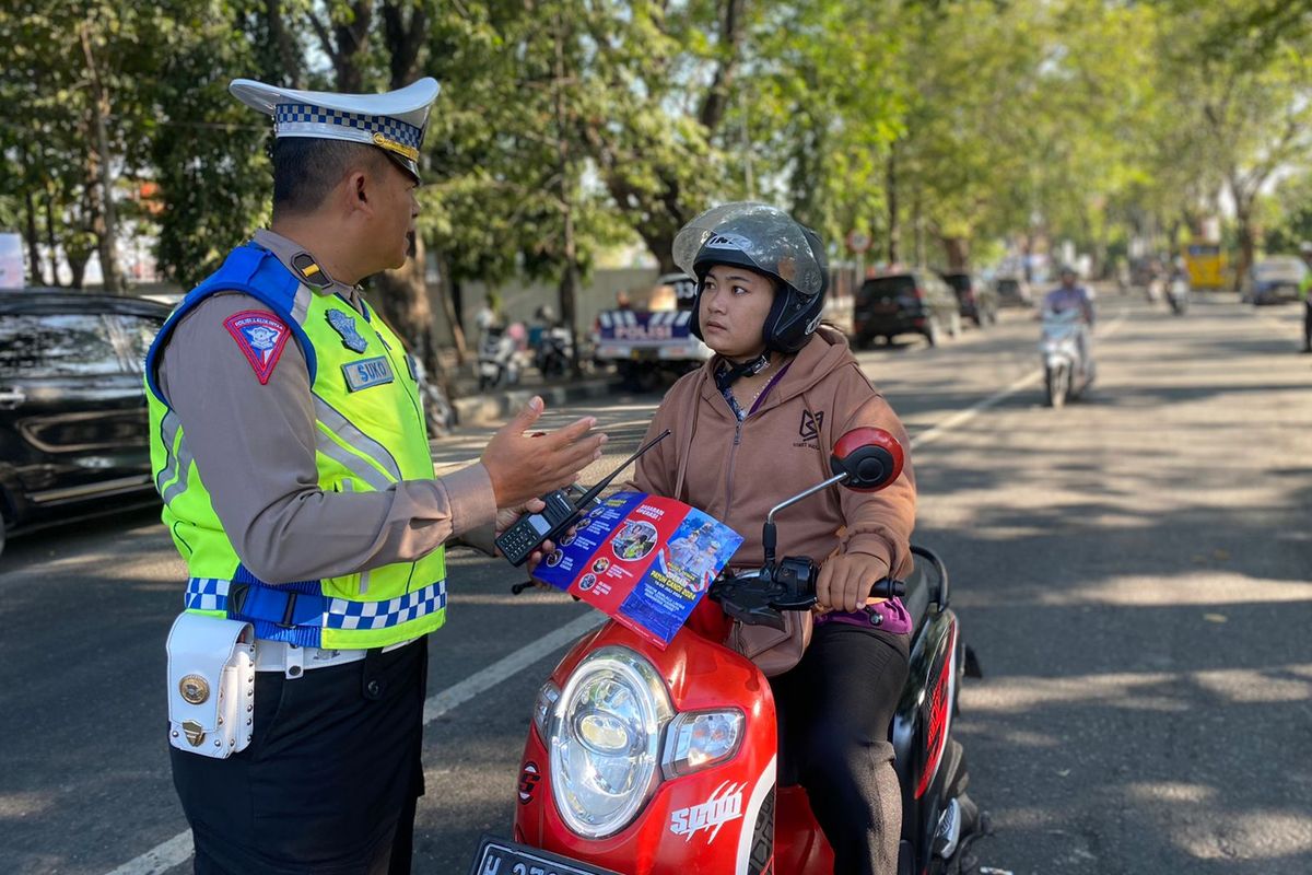 OPERASI PATUH 2024: Petugas kepolisian tengah melakukan razia kendaraan bermotor di wilayah Kabupaten Demak.