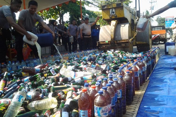 Pemusnahan miras di Mapolres Kendal. KOMPAS.Com /Slamet Priyatin 