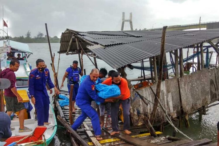 Dua lansia bernama Ali dan Ahak yang tewas tenggelam saat memancing ikan di alur Jembatan Emas Pangkalpinang, dievakuasi petugas, Selasa (2/11/2021).