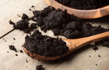 Ada banyak manfaat dari ampas kopi, salah satunya digunakan sebagai masker rambut dan berkhasiat menyehatkan dan menghitamkan rambut.