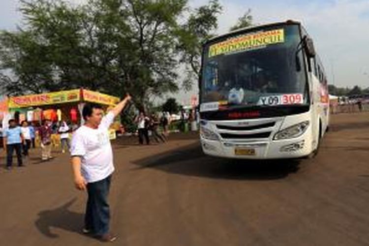 Sejumlah bus yang mengangkut pemudik hendak diberangkatkan di kawasan JIExpo, Kemayoran, Jakarta Pusat, Senin (21/7/2014). Sido Muncul menyelenggarakan mudik gratis yang ke-25 kalinya bagi  20.000 orang pedagang jamu se-Jabodetabek dengan menggunakan sekitar 310 bus dengan 7 kota tujuan di Jawa.