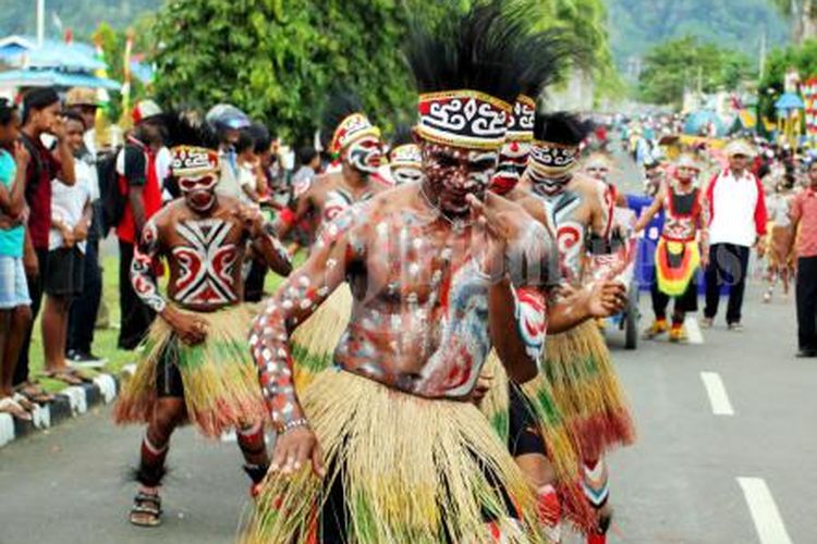 The Yospan dance, a traditional Papuan dance to welcome friends and allies