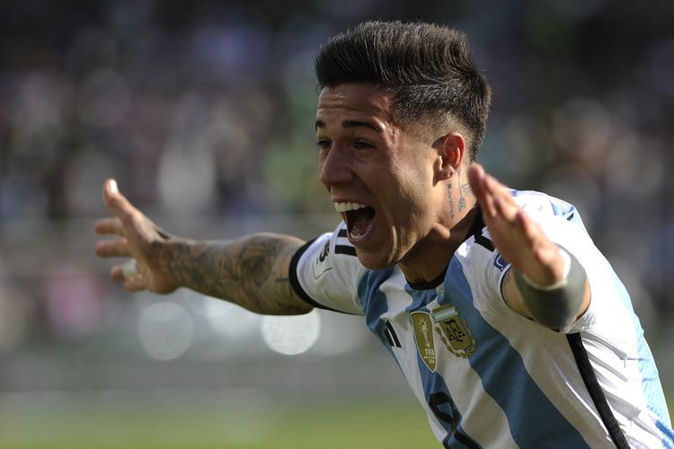 Gelandang Timnas Argentina, Enzo Fernandez, melakukan selebrasi setelah mencetak gol pertama timnya ke gawang Bolivia dalam pertandingan Kualifikasi Piala Dunia 2026 Zona Conemebol di Stadion Hernando Siles, La Paz, Bolivia, Selasa (12/9/2023) atau Rabu pagi WIB.