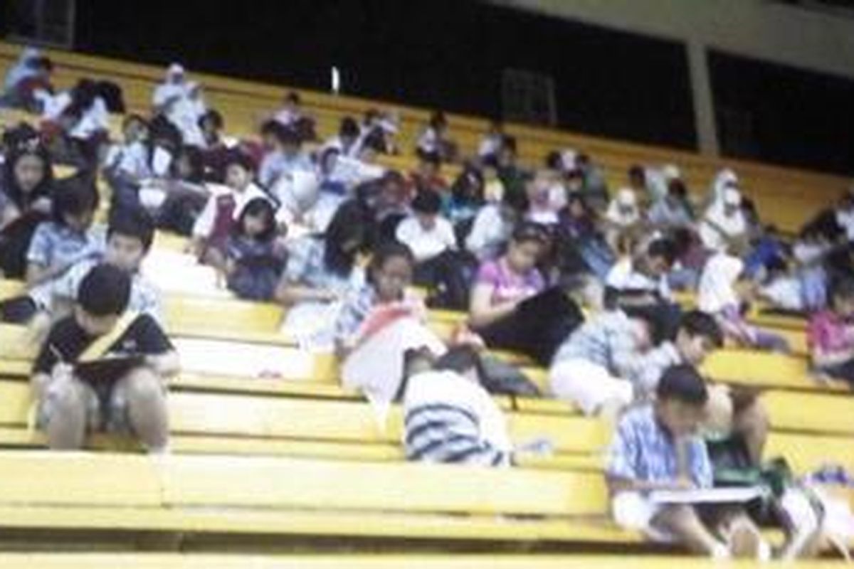 Ratusan siswa SD dan SMP mengikuti Olimpiade Matematika di arena Jakarta Book Fair 2012, Senin (25/6/2012), di Istora Senayan, Jakarta.