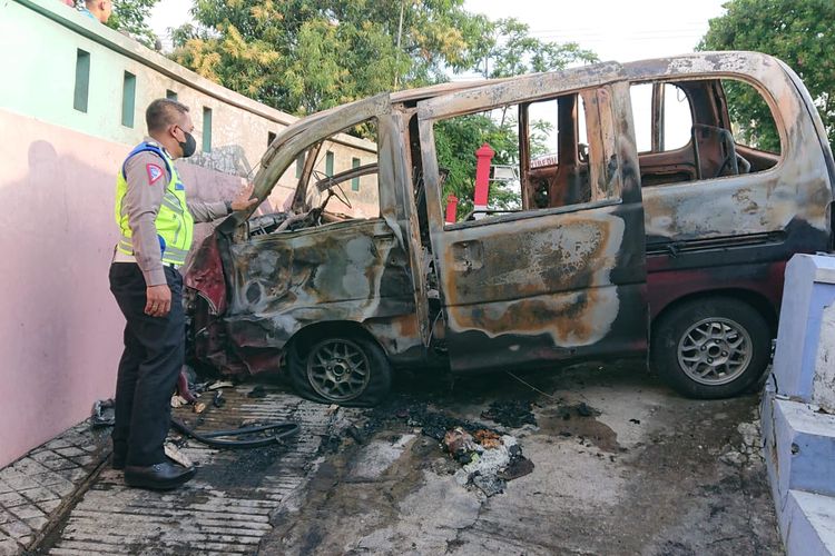 TERBAKAR—Aparat Satlantas Polres Wonogiri melakukan pengecekan kondisi mobil yang terbakar usai menabrak tembok rumah warga di  Jatibedug, Kelurahan Purworejo, Kecamatan Wonogiri,  Kabupaten Wonogiri, Jawa Tengah, Kamis (25/8/2022) sore