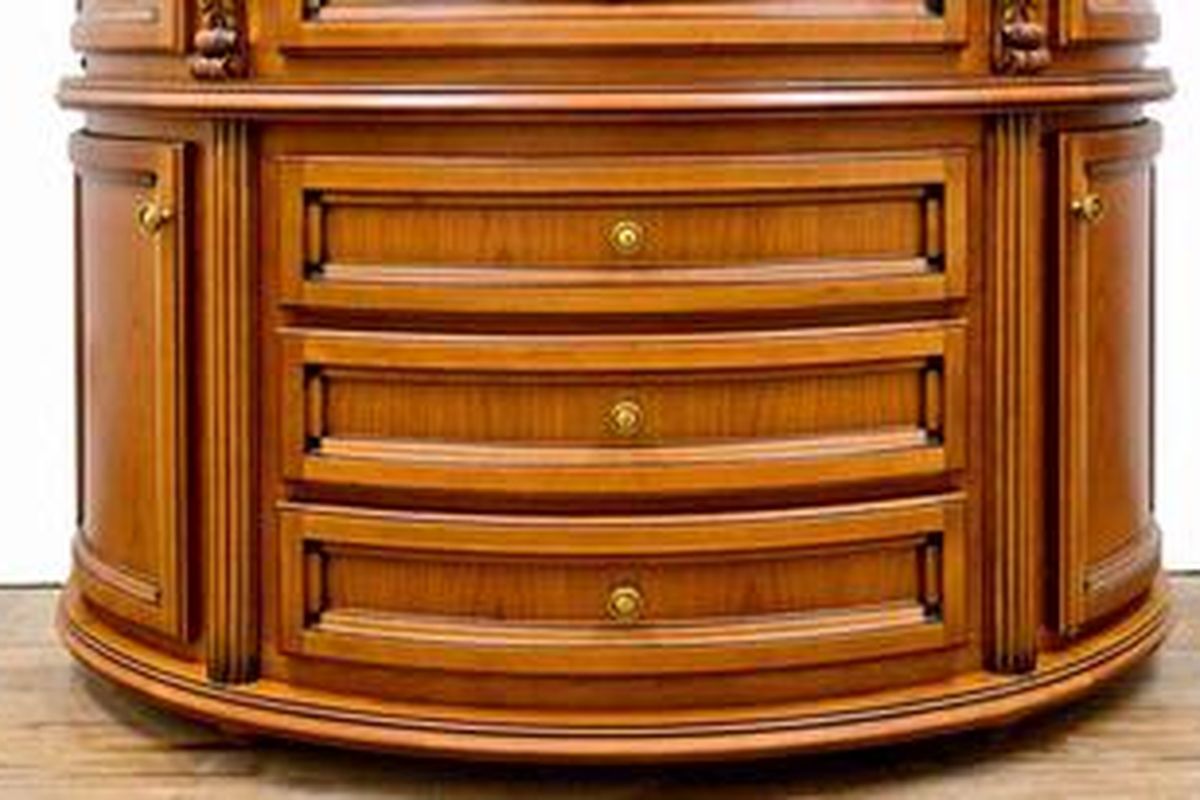 Oleskan furniture wax pada kain bersih, lalu gosokkan pada permukaan kayu searah serat kayu dan gosok secara tipis-tipis.  