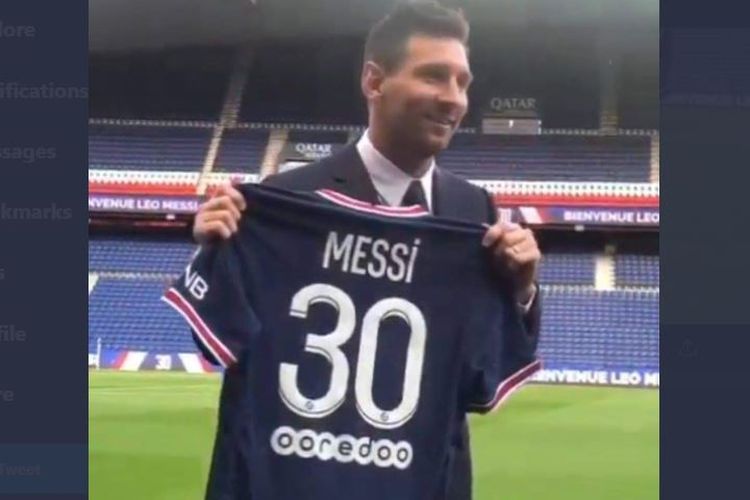 Lionel Messi memegang seragam PSG setelah menuntaskan kepindahannya ke raksasa Liga Perancis tersebut pada Rabu (11/8/2021) dini hari WIB.